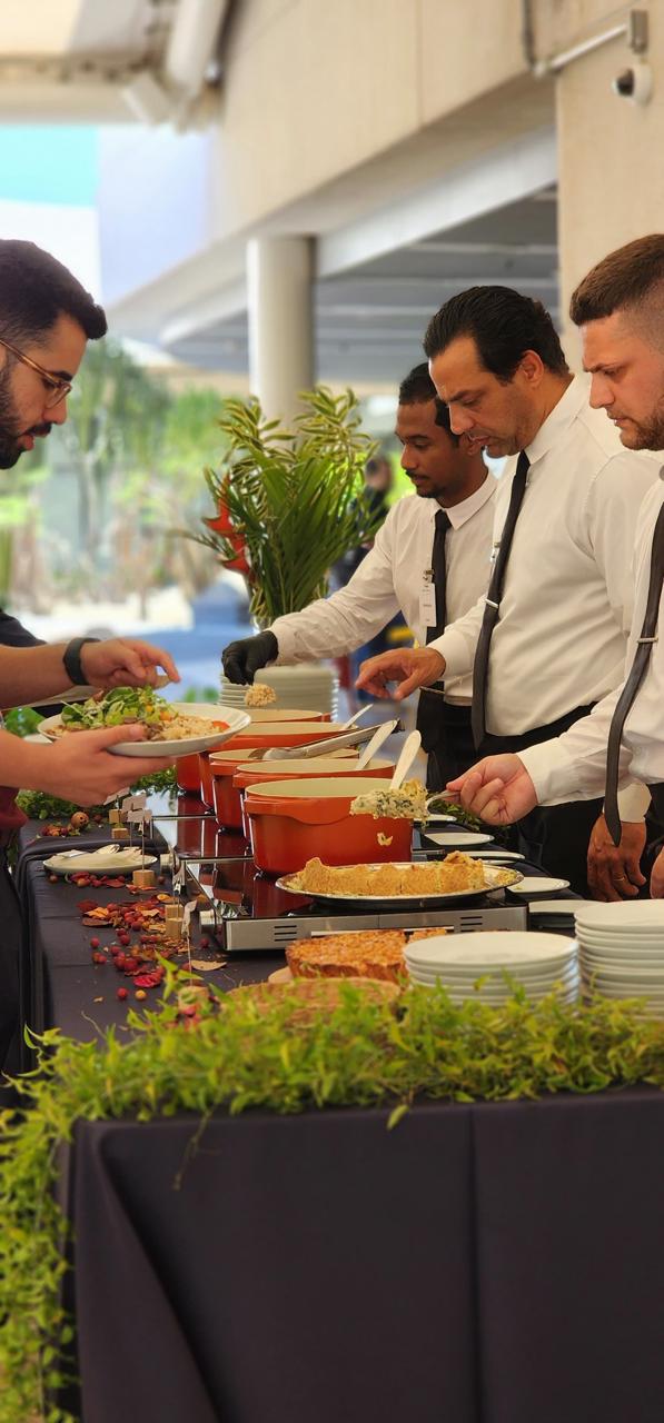 Equipe Arte Buffet servindo buffet