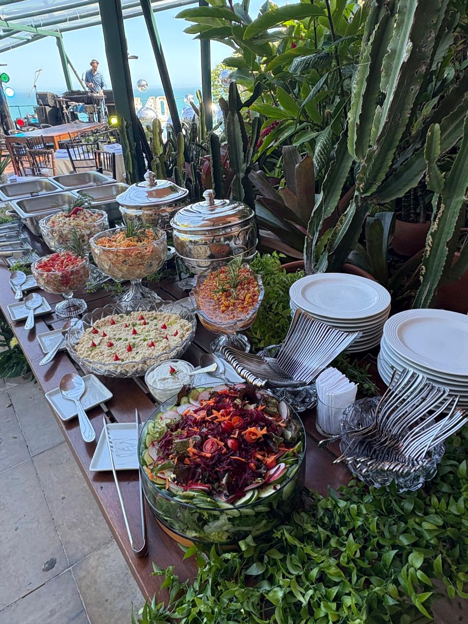 Buffet montado em varanda com plantas
