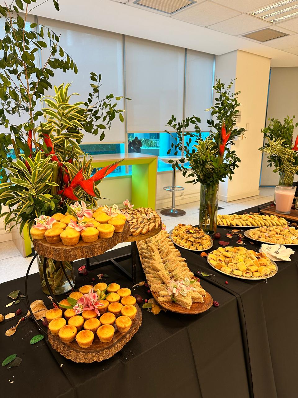 Mesa de coffee break com doces