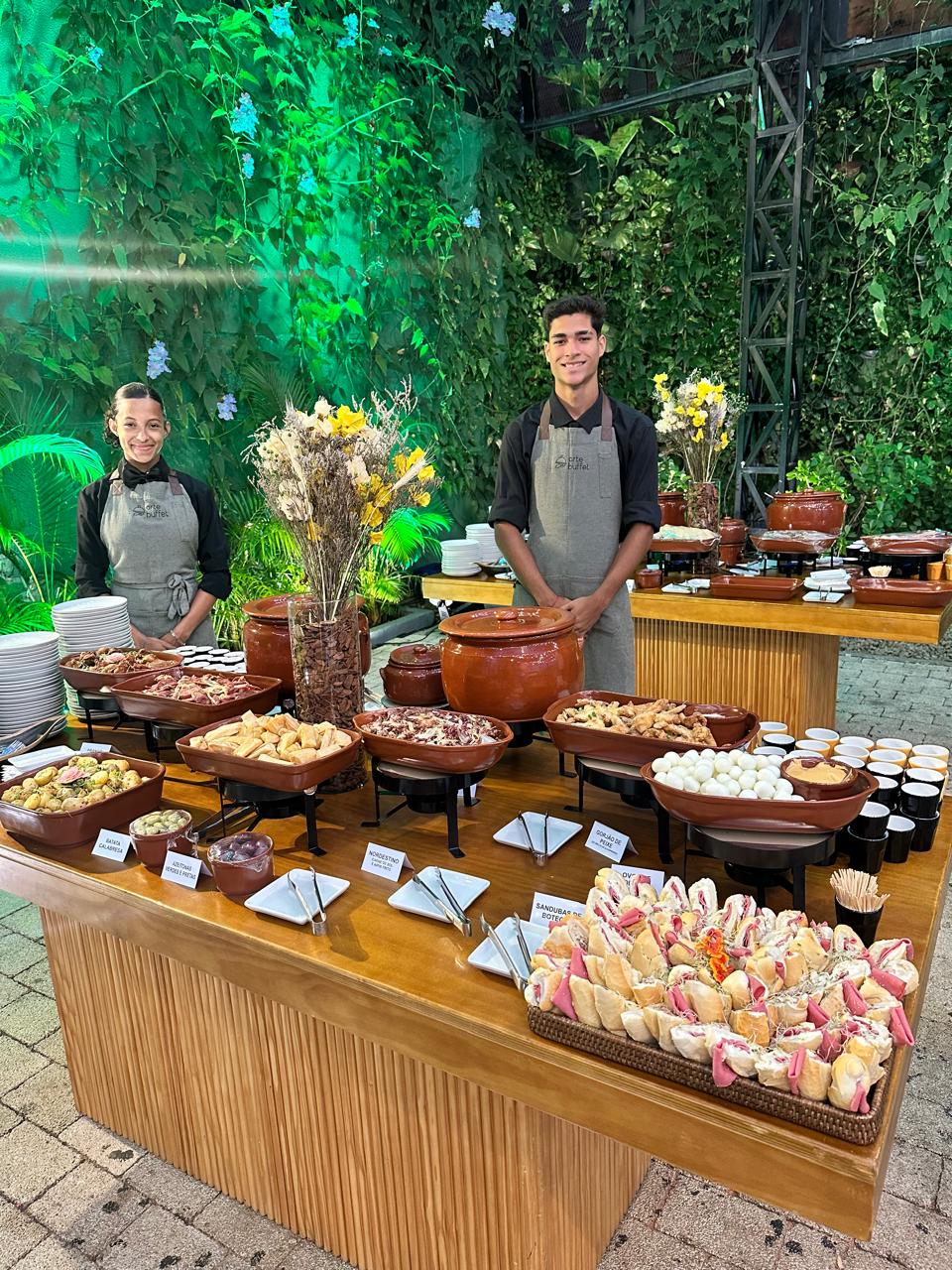 Buffet típico em panelas de barro