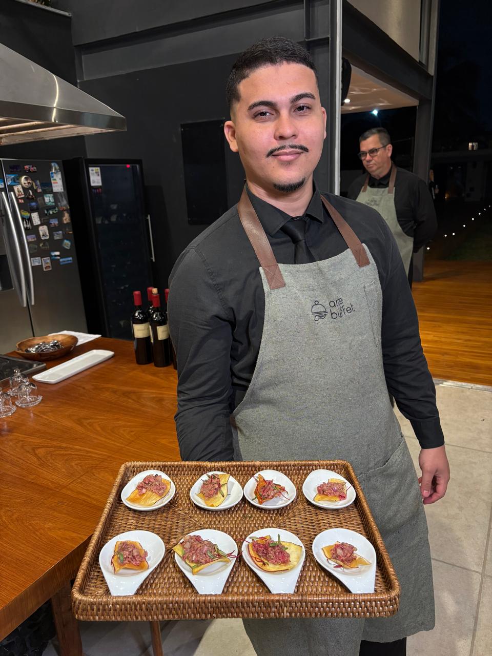 Garçom apresentando canapés