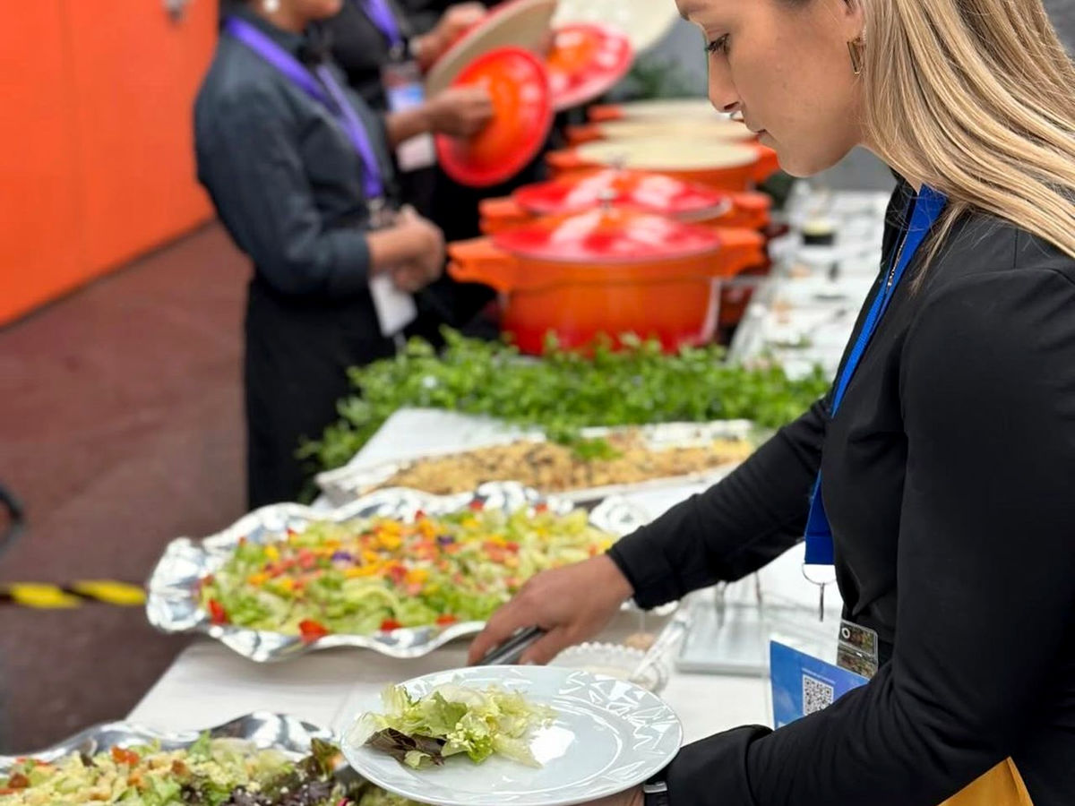 Mesa de catering corporativo Arte Buffet